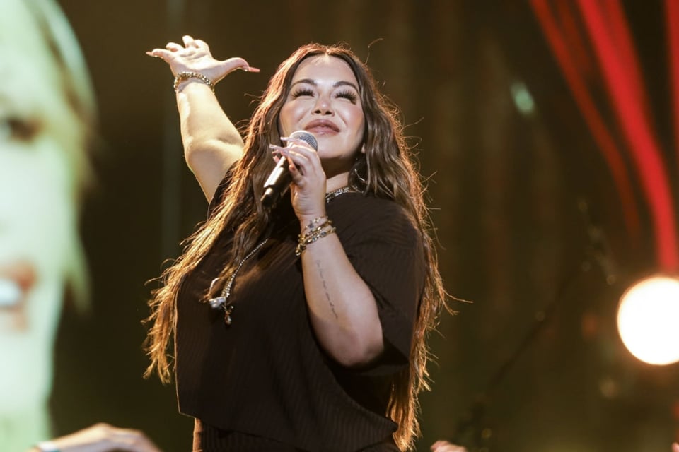 ¡Chiquis Rivera llegó de sorpresa al cumpleaños de una fan!