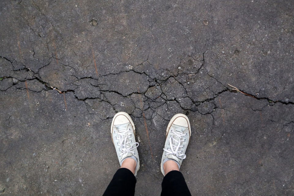 terremoto, pies, camino, grietas, MundoNOW