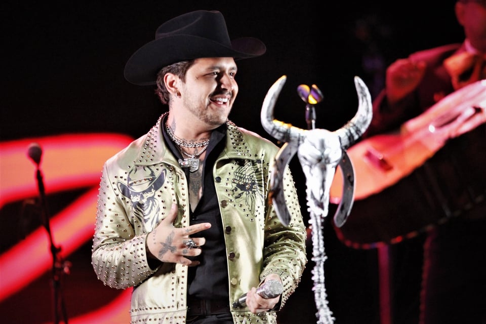 Fan de Christian Nodal se queda con uno de sus anillos y seguidores se le echan encima (VIDEO) featured image