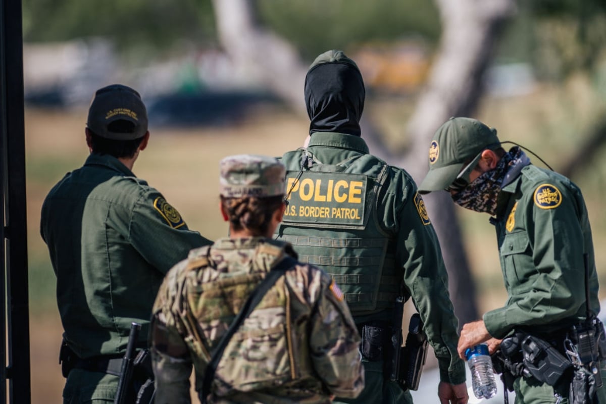 Persecución en Texas deja 15 inmigrantes heridos tras vuelco de camioneta