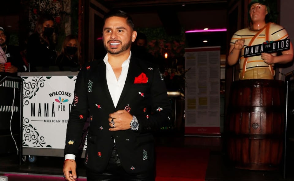 ¡Larry Hernández ‘explota’ en pleno concierto y patea una bocina! (VIDEO)