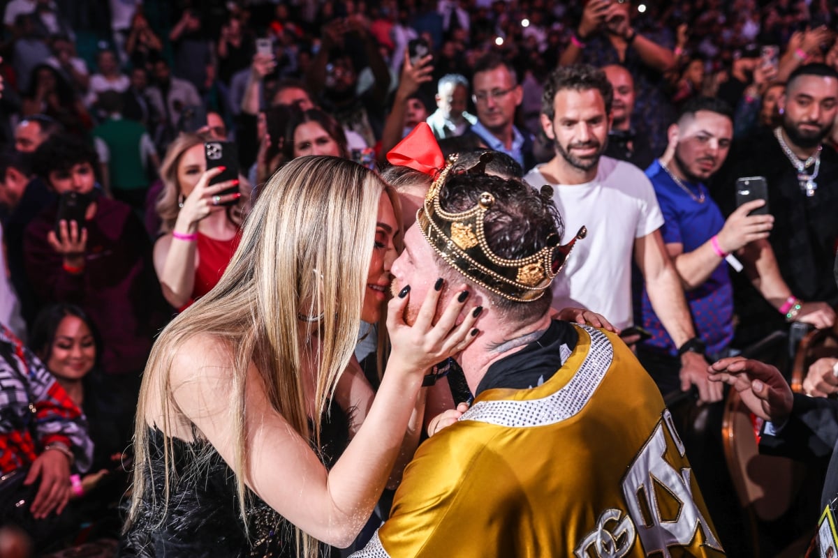 Esposa de El Canelo impacta con su belleza pero su hija se roba toda la atención (VIDEO)