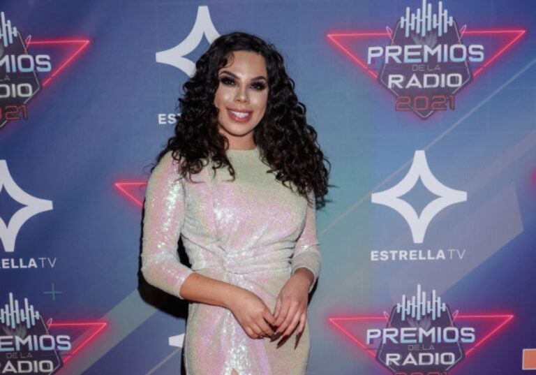 Lizbeth Rodríguez aparece sin nada debajo del saco y deja ver sus calzones