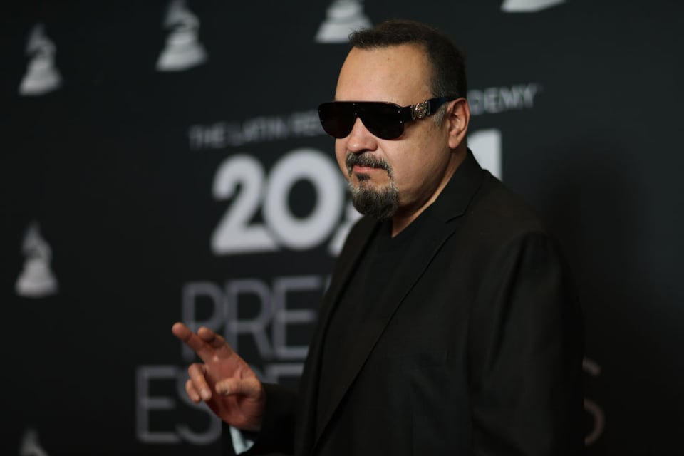 ¡Pepe Aguilar le regala costosa joya a su esposa por su aniversario!