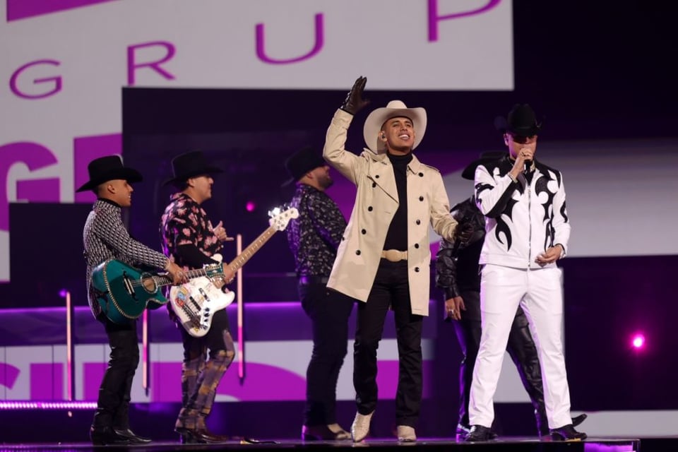 La historia de amor entre el integrante de Grupo Firme y su ya prometido (FOTO)
