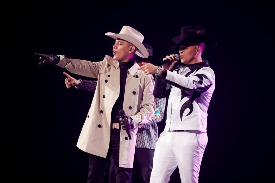 Photographs of Grupo Firme’s singer with a gay flag appear (PHOTOS)