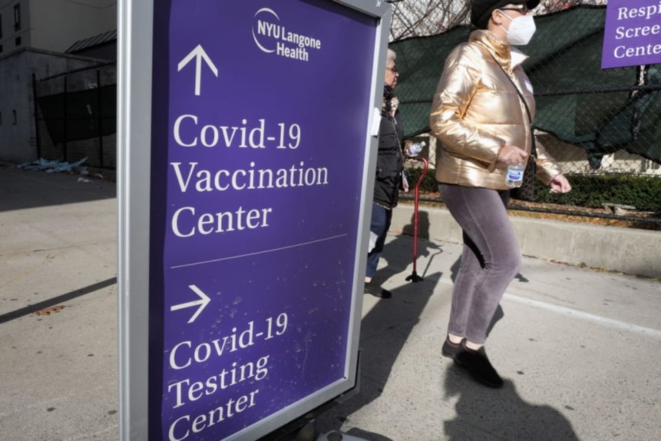 CDC recomiendan refuerzo de vacuna para todos los adultos ante temores por ómicron