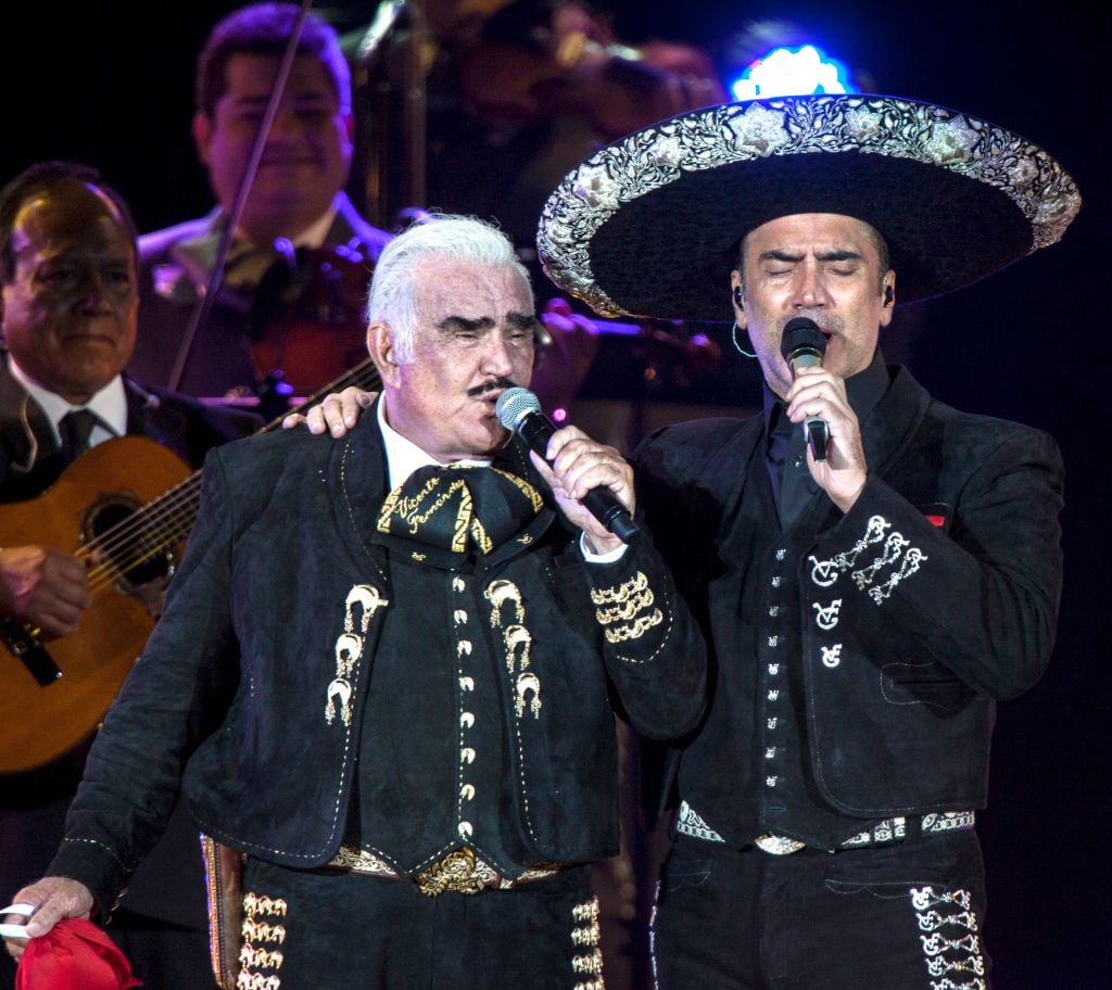 Alejandro Fernández en aparente estado de ebriedad durante concierto en palenque (VIDEO)
