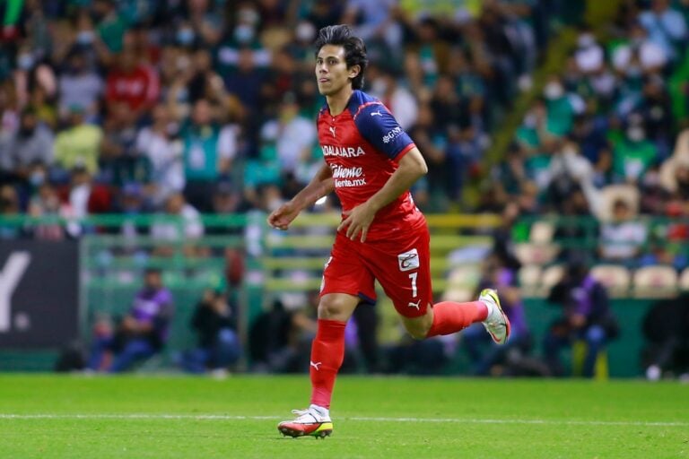 José Juan Macías sufre aparatoso accidente automovilístico en México