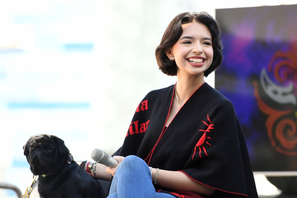 Ángela Aguilar dice que tomarse fotos en el avión es de ‘mala suerte’ (VIDEO)