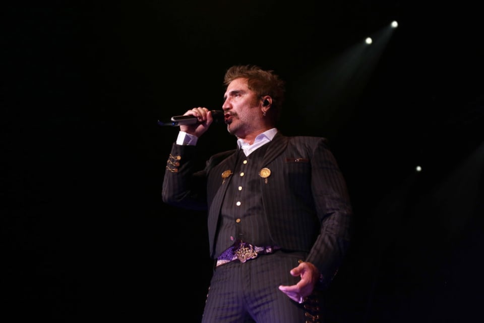 Alejandro Fernández le hace ‘grosería’ a sus fans en pleno escenario (VIDEO)