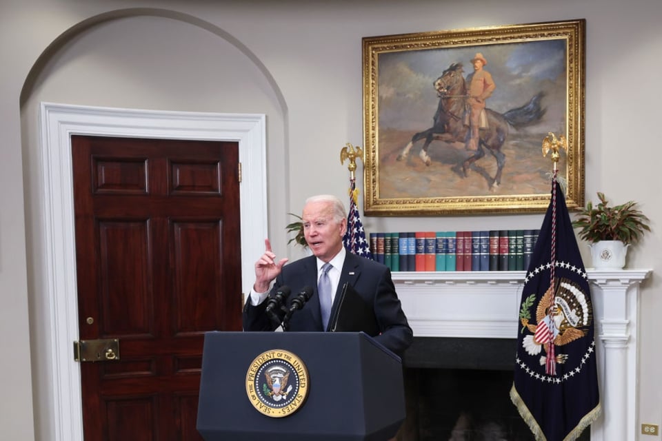 Biden anuncia más ayuda militar a Ucrania y veta a los barcos rusos en EEUU