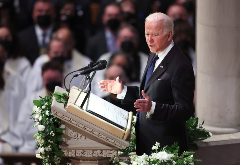 Joe Biden, Barack Obama y otros exmandatarios homenajean a Madeleine Albright en pleno funeral (VIDEO)