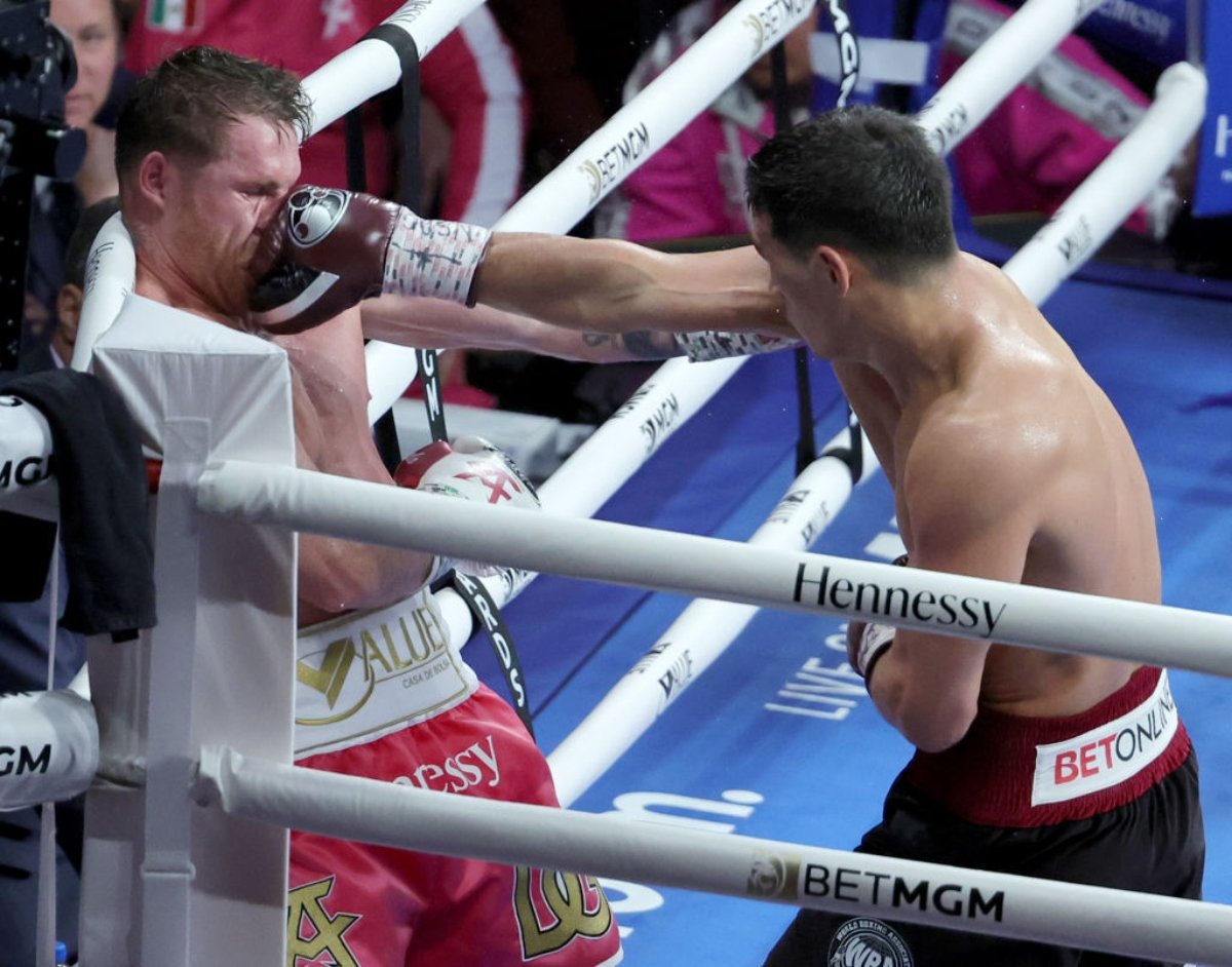 Saúl Álvarez vs Dmitry Bivol: Mike Tyson sonríe junto al ring mientras ve la sorprendente derrota de ‘Canelo’