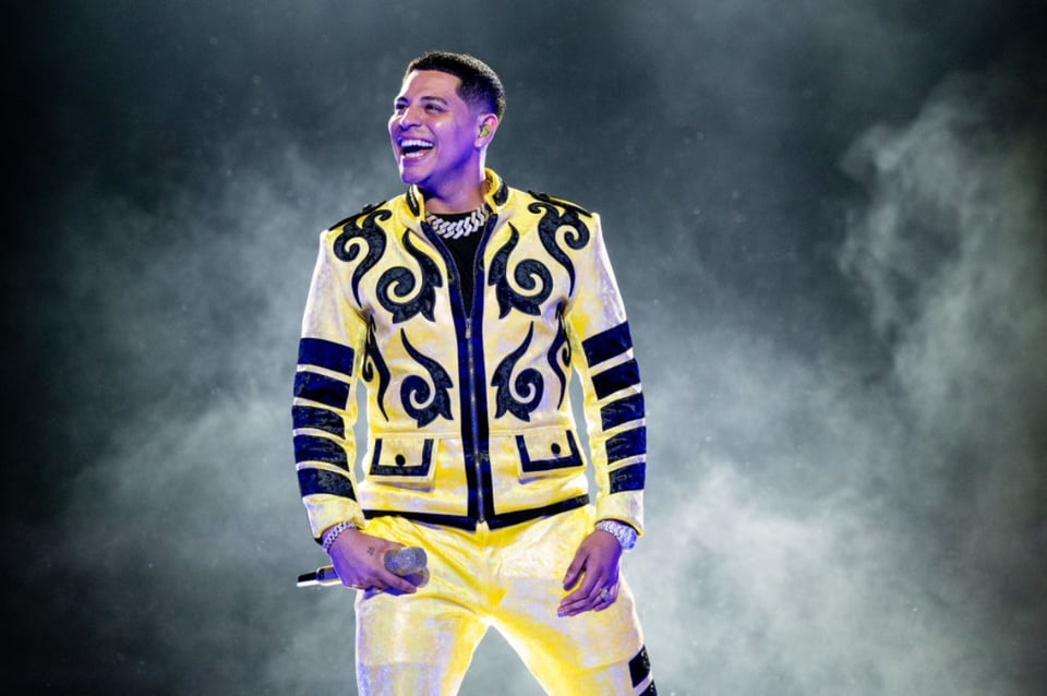 Maluma besa a Eduin Caz, vocalista de Grupo Firme (FOTOS) featured image