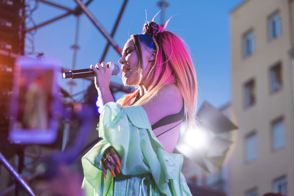 Belinda aparece completamente calva