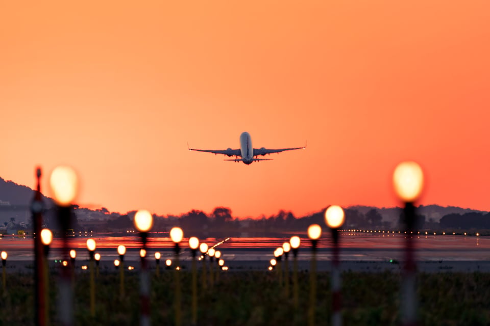 FAA piden a los viajeros verificar el estado de su vuelo