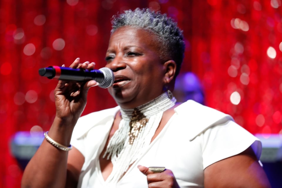 Gina Brown, cantante, R&B, luto, MundoNOW