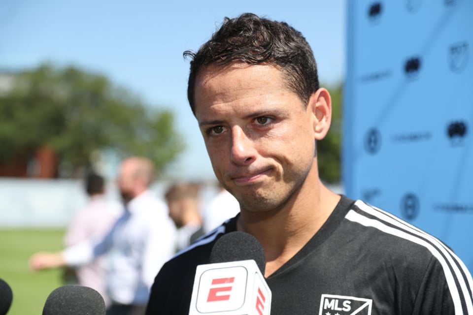 ‘Piolín’ encuentra al niño que fue despreciado por Chicharito (VIDEO)