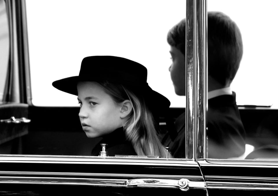 Princesa Charlotte llora en el funeral de su bisabuela la reina Isabel II