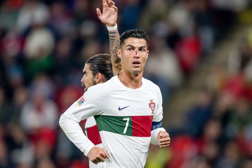 Cristiano Ronaldo preocupa tras sufrir aparatoso choque (VIDEO)