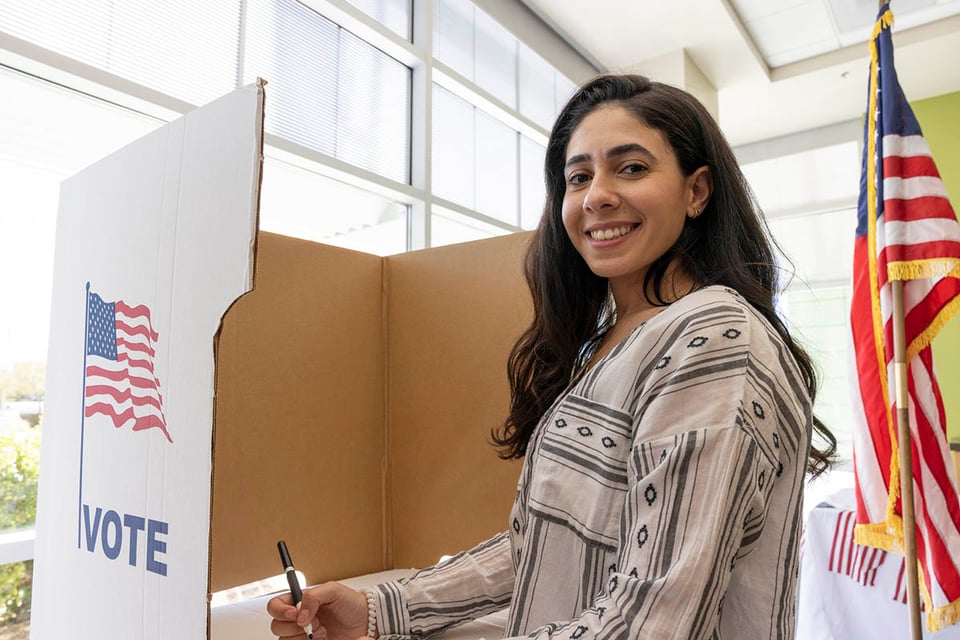 hispano, juventud, mujer votando, elecciones, urnas