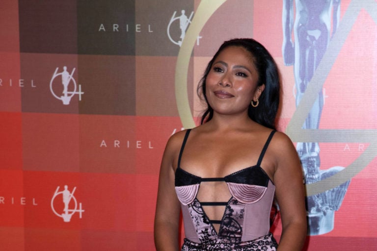 Yalitza Aparicio va a los Premios Ariel con excéntrico vestido y es criticada (FOTOS)
