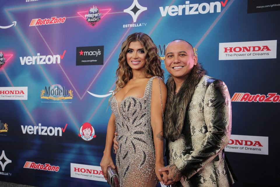 Kimberly Flores y Edwin Luna fueron criticados por sus atuendos en los Premios de la Radio