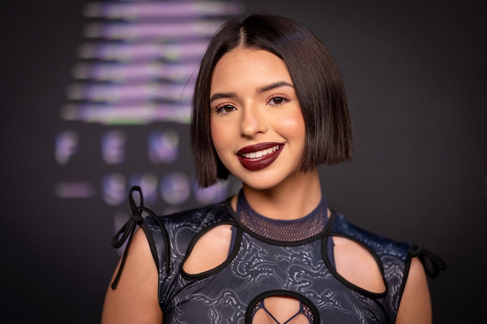 Ángela Aguilar sorprendió con su look sin blusa en los Premios Latin Grammy (VIDEO)