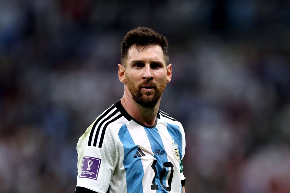 Andrés Guardado sides with Messi