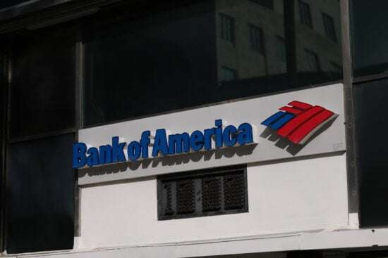 Cadena bancaria, cuentas, tarjetas, contratos, empleados