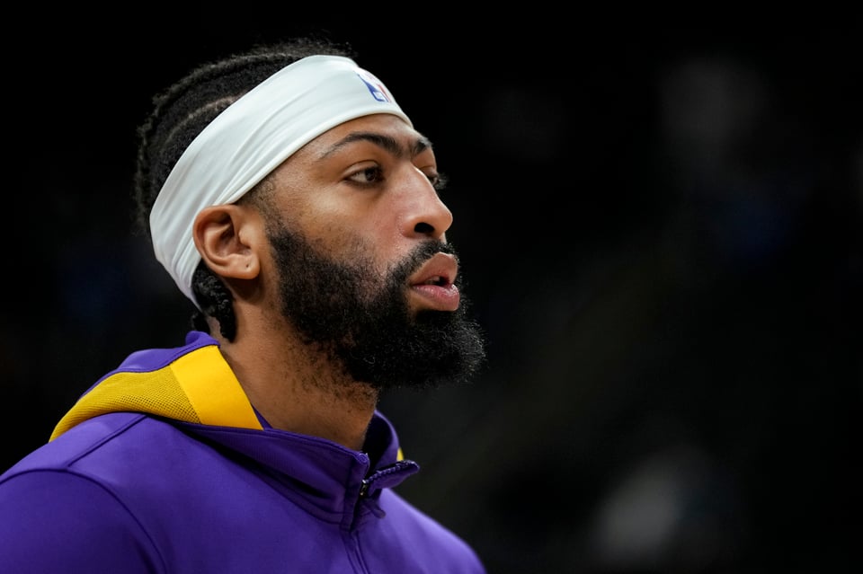 Anthony Davis, jugador de los Lakers abandona partido ante Nuggets por lesión
