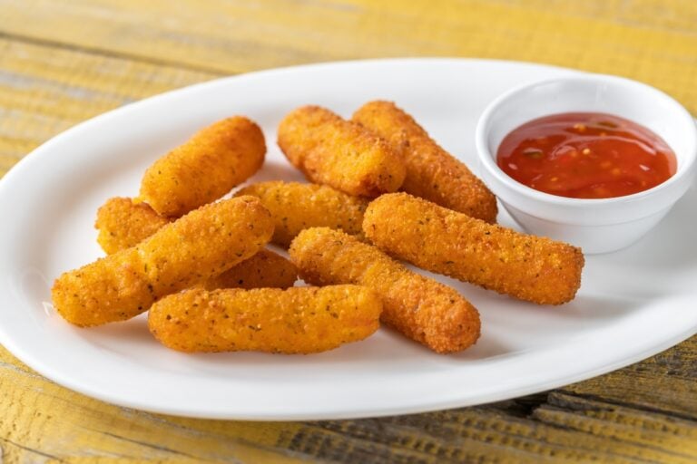 Emiten recall de palitos de queso mozzarella por ingredientes no declarados