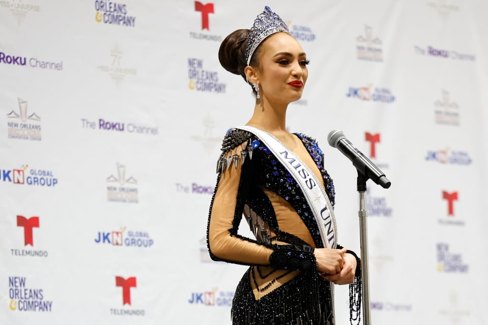 La reacción de Miss Kosovo se vuelve viral al ver ganar a Miss EEUU (VIDEO)