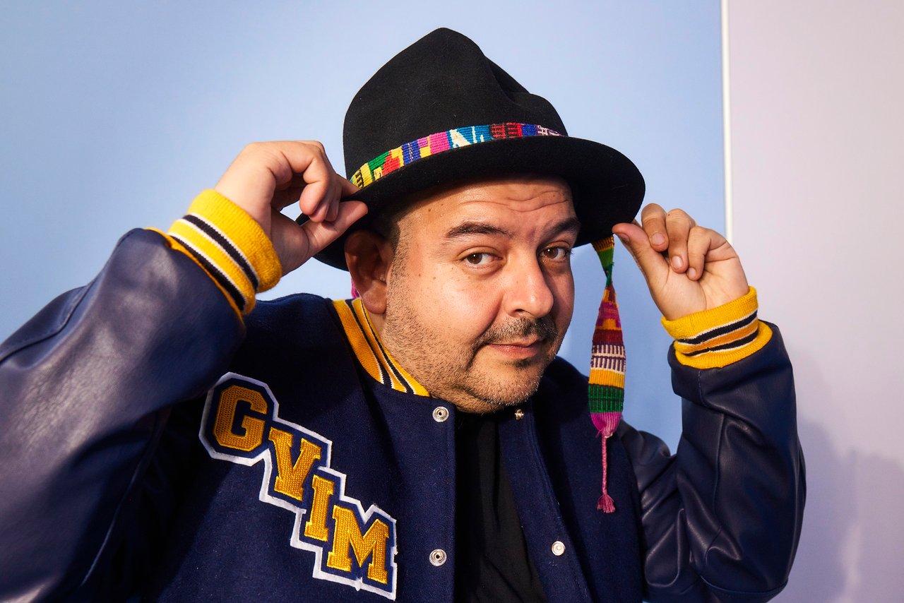 Camilo Lara y su gran homenaje a inmigrantes en «A Million Miles Away» con su música