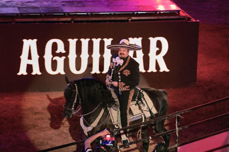 Pepe Aguilar le dedica canción a Julián Figueroa en concierto por su muerte (VIDEO)