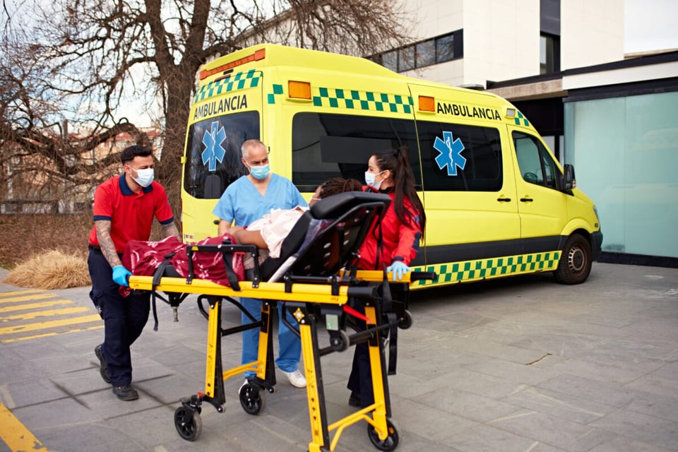 Persona trasladada en ambulancia