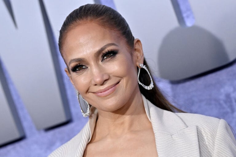 Jennifer Lopez rejuvenece unos años tras hacerse increíble cambio de look