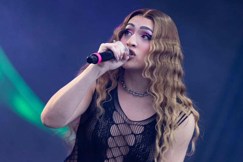 message, microphone, concert, MundoNOW