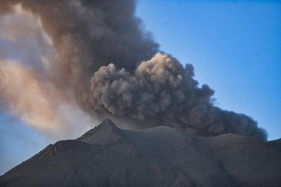 Declaran emergencia en Perú por explosión de volcán