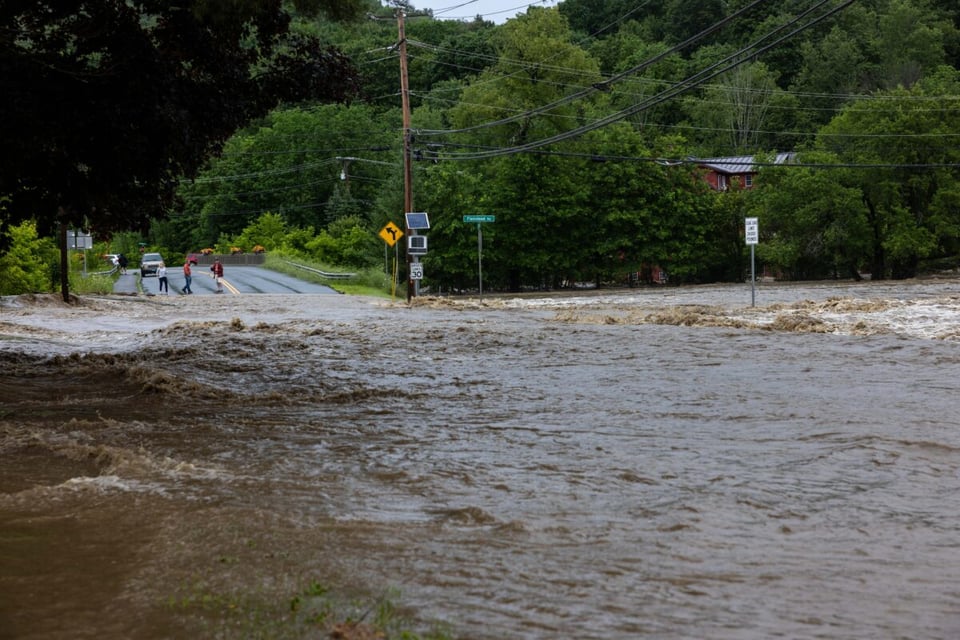 Lluvia torrencial deja múltiples muertos por derrumbes e inundaciones