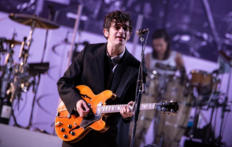 Prohíben a The 1975 presentación en Malasia luego de que músicos se besaran