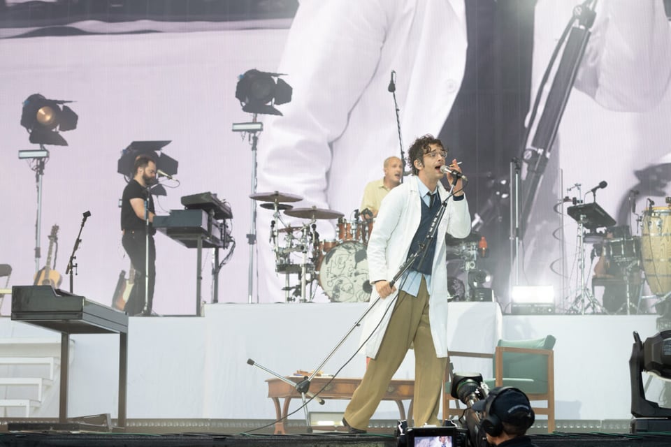 Suspenden festival en Malasia luego de que músicos se besaran