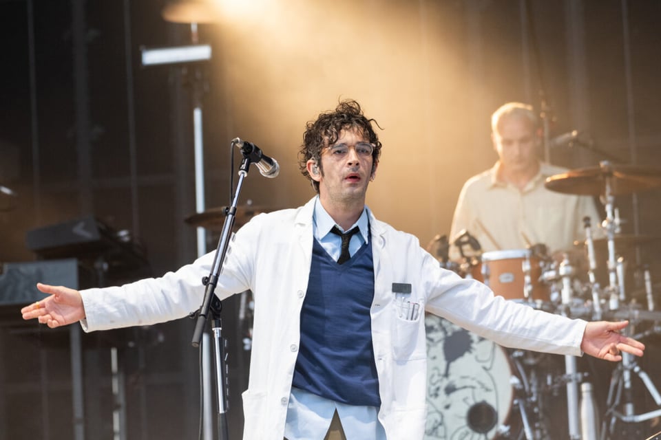 Prohíben presentación de The 1975 luego de que músicos se besaran