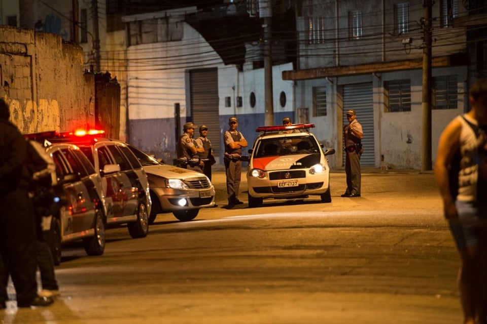Matan a pareja latina frente a su bebé, quien sobrevive y queda sentado sobre charco de sangre