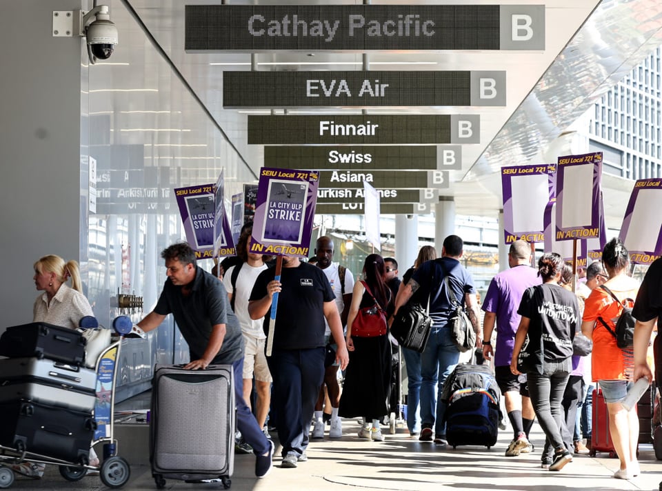 Personas protestando en aeropuerto