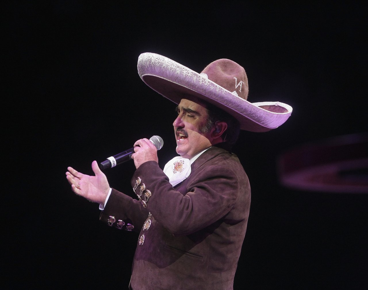 La novia de Vicente Fernández Jr. le responde a Sandra Vidal, quien insinuó que es ‘transexual’