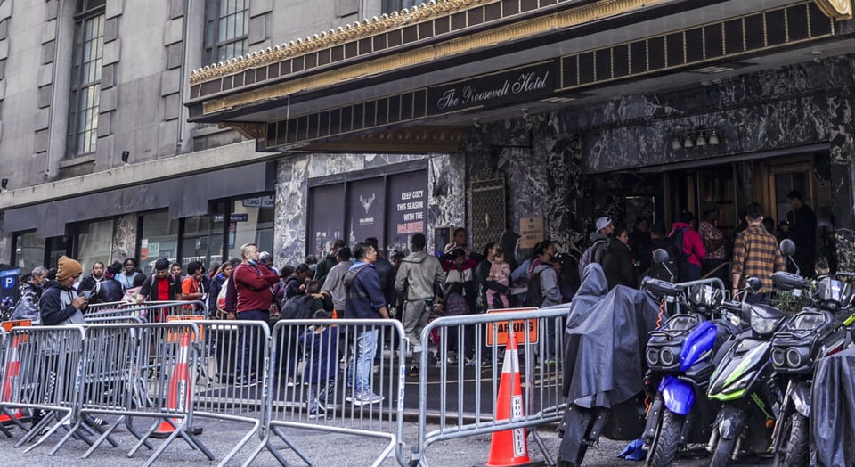 Alcaldía, Nueva York, billetes de avión gratuitos, inmigrantes, descongestionar