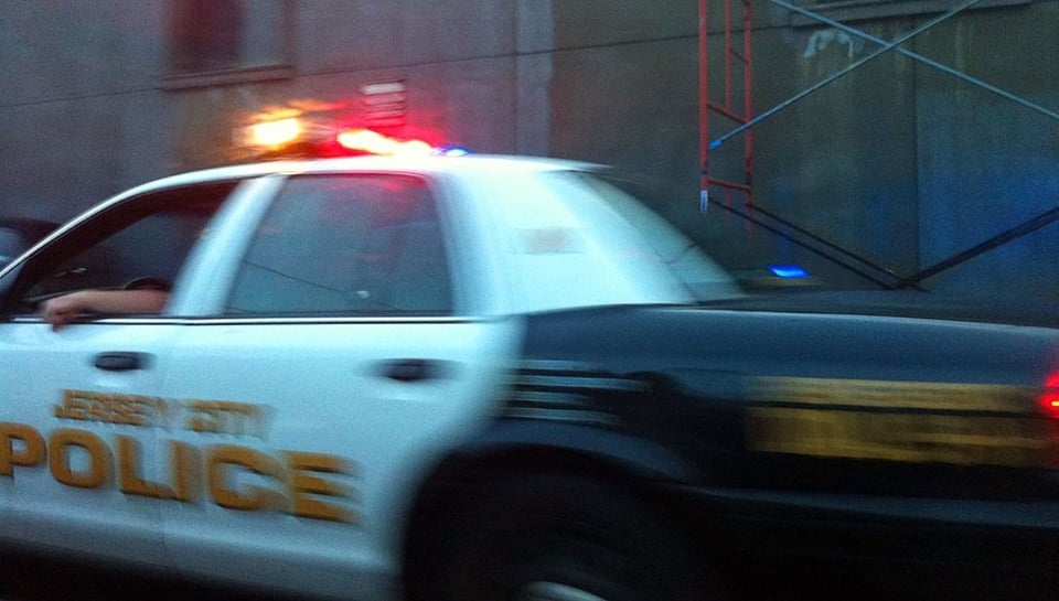 Hombre cayó nueve pisos, destrozó un auto y ¡sobrevivió! (Fotos)
