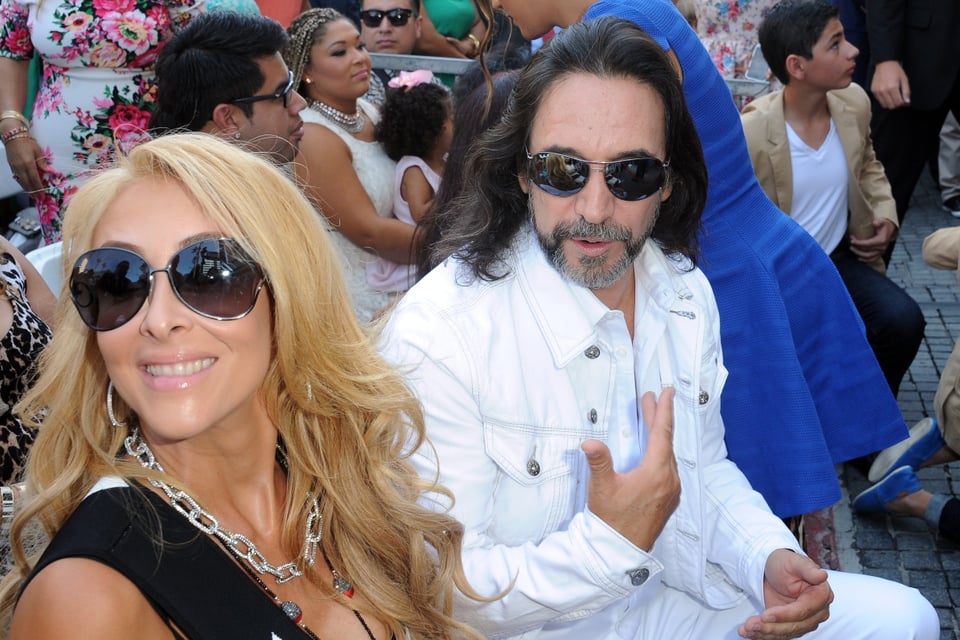 Esposa del Buki se descara en minifalda: le dicen vieja y cincuentona, pero les da cachetada con guante blanco